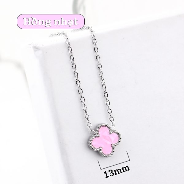 TN834b Dây chuyền titan hoa 4 cánh van cleef nền màu hồng nhạt