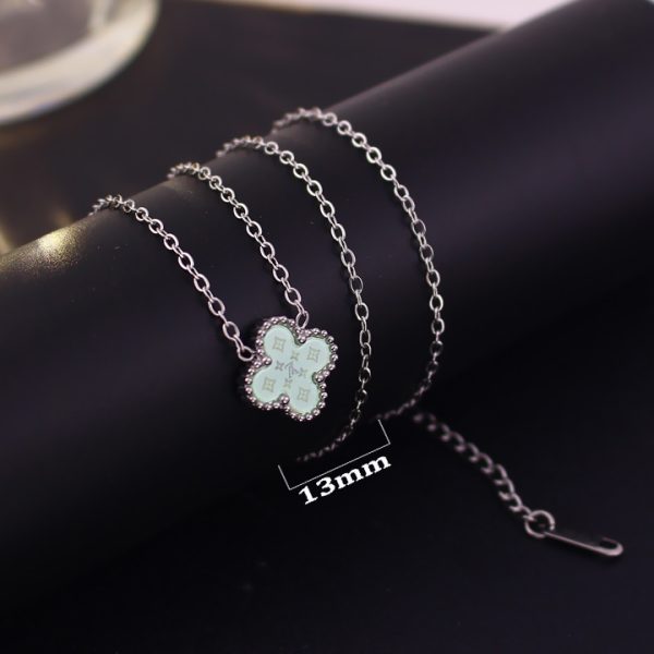 TN836b Dây chuyền titan hoa 4 cánh van cleef nền LV màu xanh ngọc