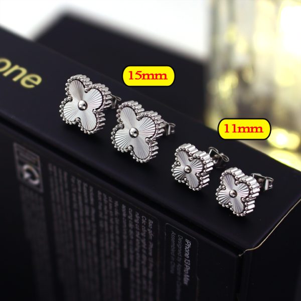 TB139m-Bông tai titan hoa 4 cánh van cleef chạm máy
