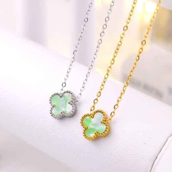 TN876b Dây chuyền nữ titan hoa 4 cánh van cleef nền vân đá 13mm