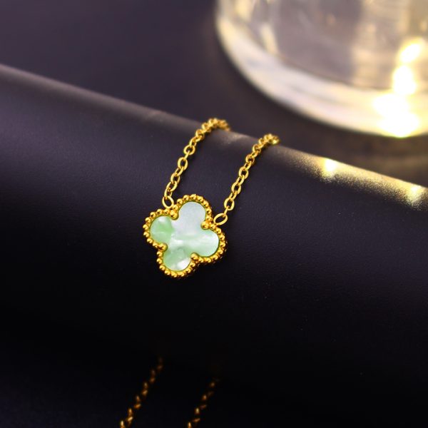 TN876c Dây chuyền nữ titan hoa 4 cánh van cleef nền vân đá 13mm