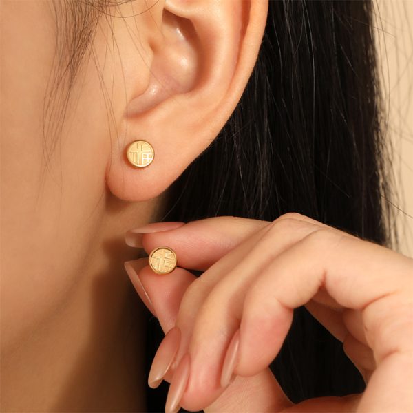 TB307d Bông tai nữ titan chữ Phúc