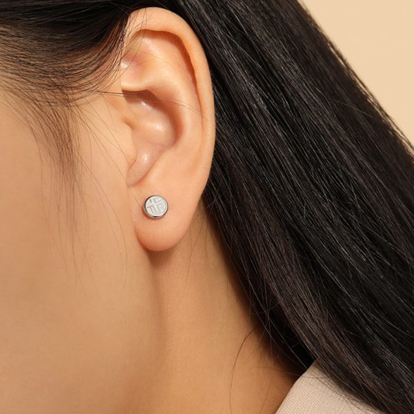 TB307e Bông tai nữ titan chữ Phúc