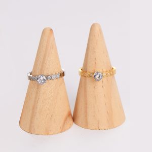 TC217j Nhẫn nữ titan tổ ong hột cao cách điệu đá nhỏ 2 bên