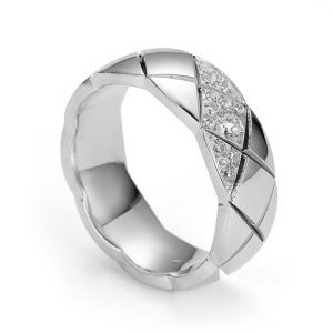 TC031a Nhẫn titan chạm họa tiết quả trám đính kim