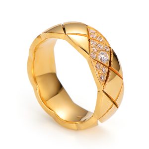 TC031b Nhẫn titan chạm họa tiết quả trám đính kim