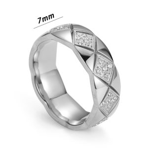 TC041a Nhẫn titan họa tiết quả trám 7mm đính kim