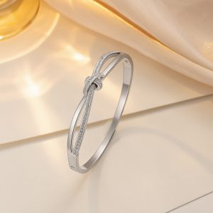 TV154c Vòng tay titan thời trang nút thắt đính kim