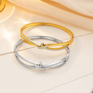 TV154d Vòng tay titan thời trang nút thắt đính kim