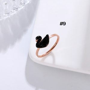 TC137 Nhẫn titan hồng 14k hình thiên nga đá đen (Size 9)