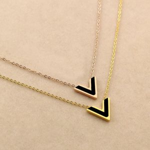 TN074 Dây chuyền titan chữ V nền đen