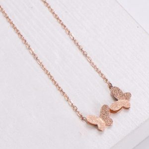 TN178 Dây chuyền titan con bướm phun cát màu hồng