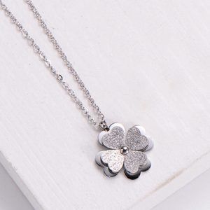 TN142 Dây chuyền titan hoa 4 cánh phun cát màu trắng